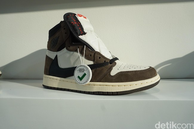 Kanye West bukan satu-satunya rapper yang digaet merek besar untuk menciptakan seri sneakers tersendiri. Ada Travis Scott dengan sneakers-nya, yakni Air Jordan 1 High OG TS. Di Kick Avenue, sneakers ini hadir dalam harga Rp 35 juta. Foto: Daniel Ngantung/Wolipop