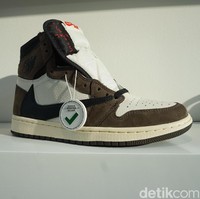 Kanye West bukan satu-satunya rapper yang digaet merek besar untuk menciptakan seri sneakers tersendiri. Ada Travis Scott dengan sneakers-nya, yakni Air Jordan 1 High OG TS. Di Kick Avenue, sneakers ini hadir dalam harga Rp 35 juta. Foto: Daniel Ngantung/Wolipop