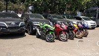 Mobil dan motor yang dibeli bos Akumobil menggunakan uang konsumen diamankan di Mapolrestabes Bandung.