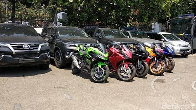 Penampakan Mobil-Motor Bos Akumobil yang Dibeli Pakai Duit Konsumen