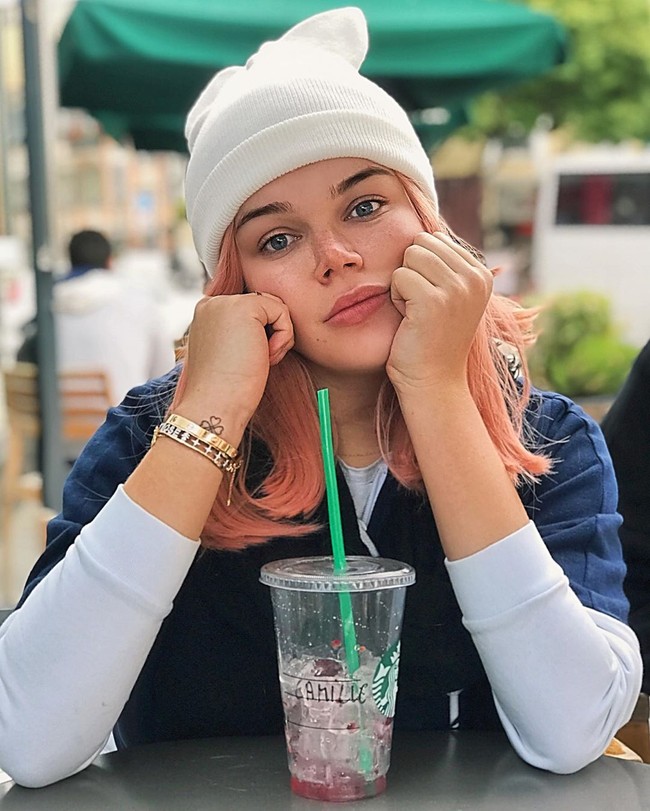 Wanita 21 tahun ini merupakan selebgram dengan 61 ribuan follower. Lewat akun Instagramnya @camillerosegottlieb, dia sering membagikan aktivitasnya terutama saat liburan. Foto: Instagram/@camillerosegottlieb