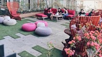 Foto: Instagram @onthree.idTerletak di rooftop, OnThree memiliki suasana yang santai dengan kursi dan sofa berwarna terang. Cocok untuk Anda yang ingin minum kopi sambil mengobrol santai.