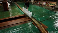 Mengalirnya listrik di kawasan Tanjung Balai Karimun memberi kemudahan bagi Api dalam menjalankan usahanya. Pasalnya bisnis pembuatan es batu ini membutuhkan ruang pendingin yang tentunya menggunakan energi listrik agar es batu tak mudah mencair.