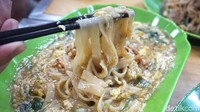 Berbeda dengan kwetiaw siram di tempat lainnya, kwetiaw siram di sini punya porsi yang lebih besar dibandingkan tempat lainnya. Topping udang, bakso ikan, dan hepia, tak hanya sekedar menjadi pelengkap, tapi juga lauk utama karena isinya yang banyak. Foto: dok. detikFood