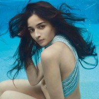 Wanita yang baru saja mendapatkan penghargaan Aktris Terbaik IIFA ini mengenakan busana metalik dan neon yang mencolok. Alia berpose sempurna dengan memamerkan lekuk tubuhnya saat berada di bawah air sambil menahan napas. Foto: Instagram @vogueindia