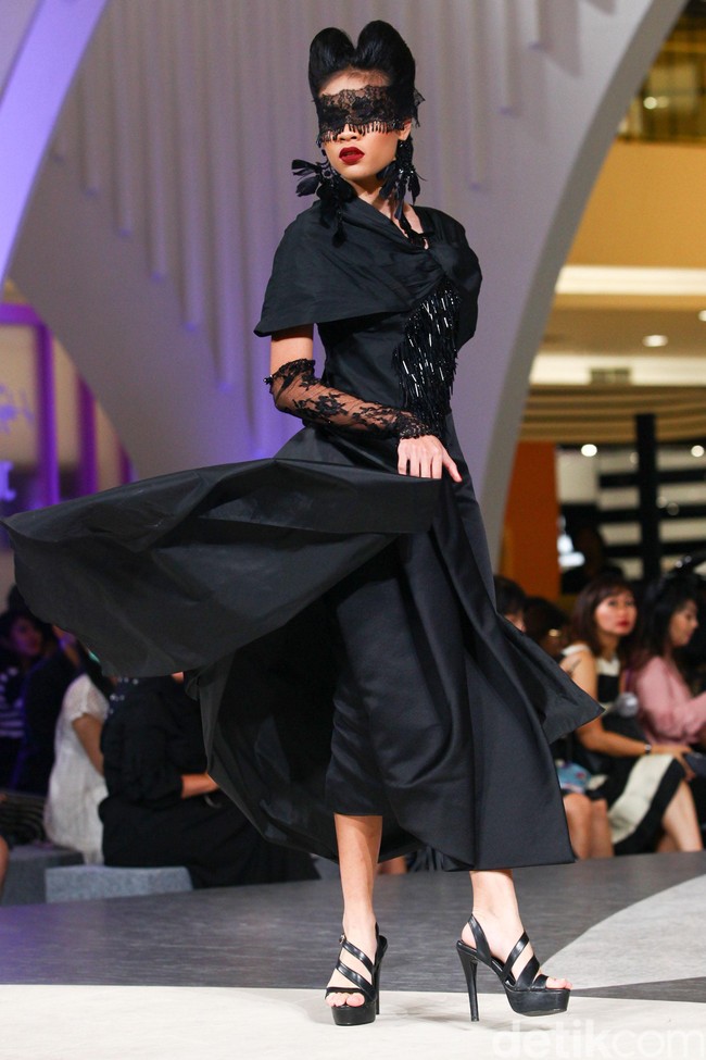 Tiga desainer Indonesia merilis busana dengan menginterpresentasikan kisah dan karakter dalam film Maleficent di panggung fahion show Jakarta Fashion Week 2020, Senayan City, jakarta, Kamis [24/10/2019]. Foto: Rifkianto Nugroho/detikcom