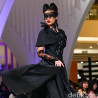 Tiga desainer Indonesia merilis busana dengan menginterpresentasikan kisah dan karakter dalam film Maleficent di panggung fahion show Jakarta Fashion Week 2020, Senayan City, jakarta, Kamis [24/10/2019]. Foto: Rifkianto Nugroho/detikcom