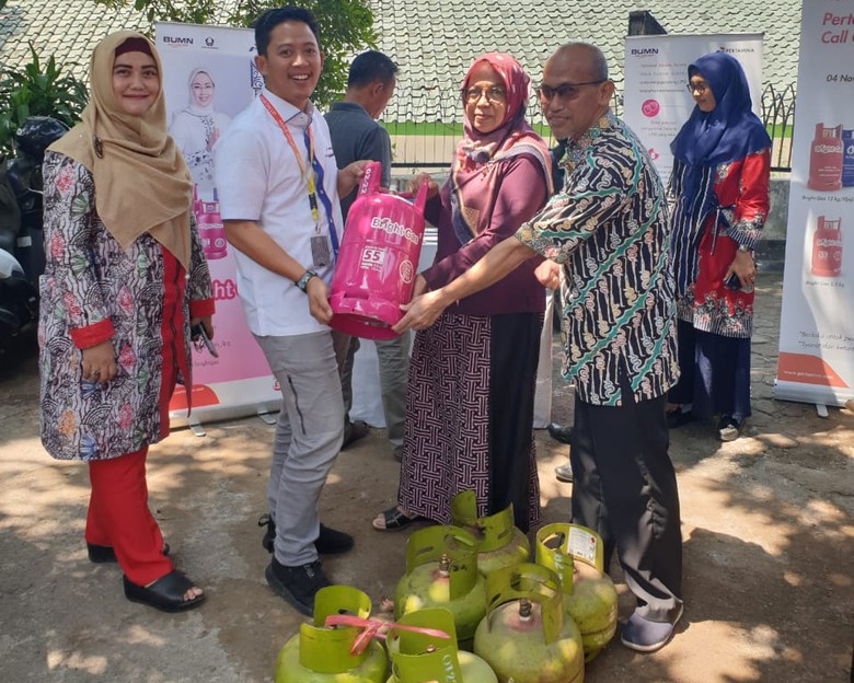 ASN Purwakarta Ramai-ramai Tukar LPG Tabung 3 Kg ke 5,5 Kg ASN Purwakarta Ramai-ramai Tukar LPG Tabung 3 Kg ke 5,5 Kg