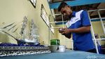 Melihat Kerajinan Berbahan Timah Andalan Karimun Besar