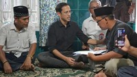 Nadiem berdialog dengan para guru SDN Gentong I, Pasuruan. Dia juga mengunjungi kediaman korban meninggal, Irza Almira (8), siswa kelas II B, yang berada di belakang sekolah. Kemudian beranjak ke kediaman korban meninggal, Sevina Arsy Putri Wijaya (19), guru pengganti. Foto: (Jilan Rifai/BKLM Kemendikbud)