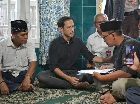 Pakai Kemeja dan Jeans, Gaya Menteri Nadiem Ini Dipuji Mirip Anak Kuliahan
