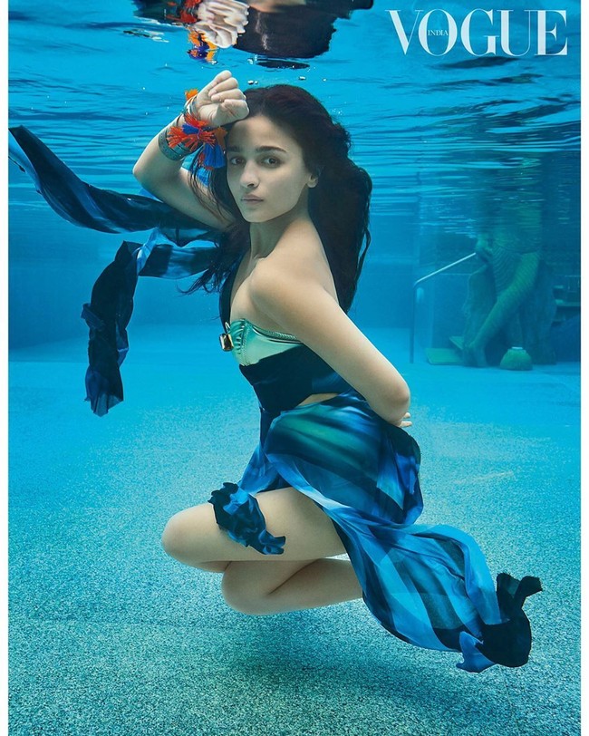 Nama Alia Bhatt tentu sudah tak asing lagi di industri perfilman Bollywood. Memulai kariernya pada usia 18 tahun, kini Alia mencuri atensi saat berpose seksi di bawah air untuk pemotretan majalah fashion, Vogue India. Foto: Instagram @vogueindia