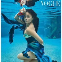 Nama Alia Bhatt tentu sudah tak asing lagi di industri perfilman Bollywood. Memulai kariernya pada usia 18 tahun, kini Alia mencuri atensi saat berpose seksi di bawah air untuk pemotretan majalah fashion, Vogue India. Foto: Instagram @vogueindia