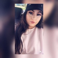 Jenis video unik yang dibuat Charna ini dikenal sebagai mukbang, merupakan tren yang berasal dari Korea Selatan, di mana orang-orang berbicara kepada audiens sambil makan. Untuk menghabiskan lebih banyak waktu membuat video ini, Charna telah memutuskan untuk berhenti dari pekerjaannya sebagai pekerja admin. Foto: Instagram