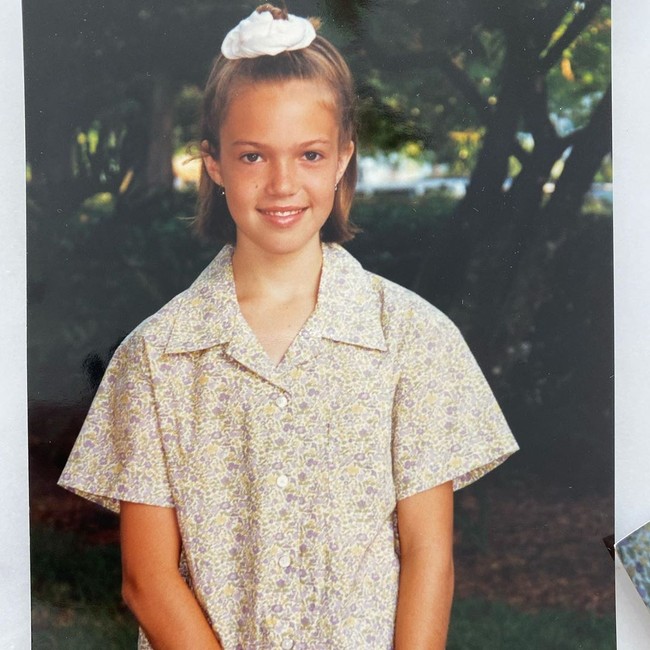 Sejak remaja Mandy Moore sudah jadi anak gaul. Aktris dan penyanyi ini mem-posting foto masa kecilnya di awal 90-an. Seperti ABG pada zaman itu, Mandy ikut tren pakai scrunchie alias kuncir rambut vintage. (Foto: Instagram)