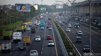 Pengendara melintas di Jalan Tol Jagorawi, Jumat (8/11).