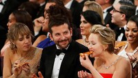 Punya kepribadian yang santai, pemain film Red Sparrow ini ternyata paling gemar makan pizza. Intip saja pose cantiknya saat makan pizza ditemani Bradley Cooper. Foto: Istimewa