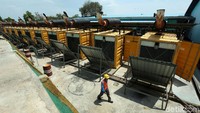 Seorang petugas PLN sedang beraktivitas di PLTD Bukit Carok yang berada di Kabupaten Karimun, Kepulauan Riau.
