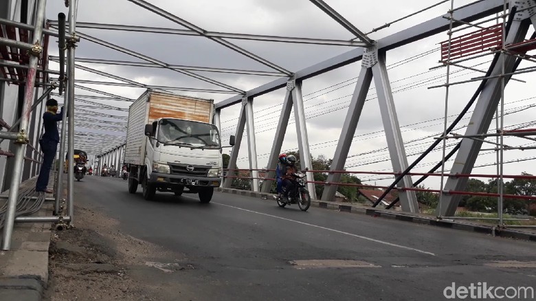 Jembatan Pemali Ditutup 4 Hari, Truk Jalur Pantura Dilewatkan Tol Jembatan Pemali Ditutup 4 Hari, Truk Jalur Pantura Dilewatkan Tol