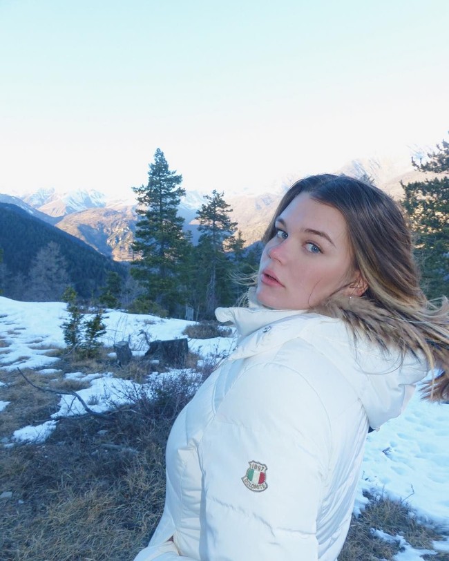 Banyak netizen menyebut paras Camille sangat mirip sosok sang nenek, Grace Kelly. Mulai dari fitur wajah, mata biru gelap hingga rambutnya yang pirang. Foto: Instagram/@camillerosegottlieb