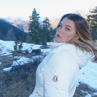 Banyak netizen menyebut paras Camille sangat mirip sosok sang nenek, Grace Kelly. Mulai dari fitur wajah, mata biru gelap hingga rambutnya yang pirang. Foto: Instagram/@camillerosegottlieb