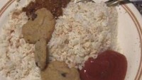 Ada yang paham dengan selera makan aneh yang satu ini. Semua makanan yang rasanya asin dan manis dicampur jadi satu. Ada nasi, cookies, rendang dan saus. Foto: istimewa