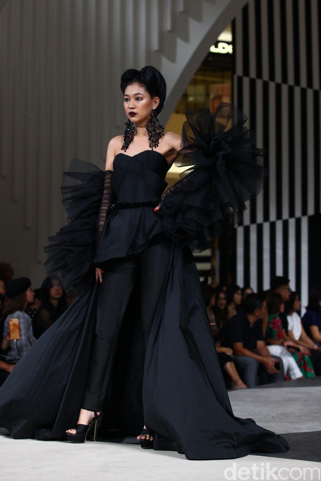 Tiga desainer Indonesia merilis busana dengan menginterpresentasikan kisah dan karakter dalam film Maleficent di panggung fahion show Jakarta Fashion Week 2020, Senayan City, jakarta, Kamis [24/10/2019]. Foto: Rifkianto Nugroho/detikcom