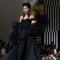 Tiga desainer Indonesia merilis busana dengan menginterpresentasikan kisah dan karakter dalam film Maleficent di panggung fahion show Jakarta Fashion Week 2020, Senayan City, jakarta, Kamis [24/10/2019]. Foto: Rifkianto Nugroho/detikcom