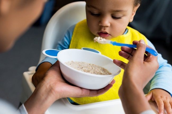 Tragis! 5 Kisah Mengenaskan Bayi Akibat Diberi Makan Terlalu Dini
