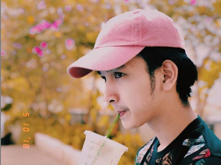 Intip Gaya Rio Ramadhan, Kekasih Ganteng Kekeyi Saat Nongkrong di Kafe