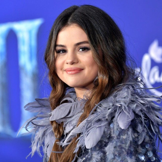 Kehadiran Selena Gomez dalam premier Frozen 2 membuat gemas karena datang bersama adik kecilnya, Gracie Teefey. Ia pun tampil cantik dengan busana Marc Jacobs yang kembaran dengan Gracie. Tampaknya busana sengaja dipilih yang beraksen bulu karena sesuai dengan tema film. Foto: Amy Sussman/Getty Images