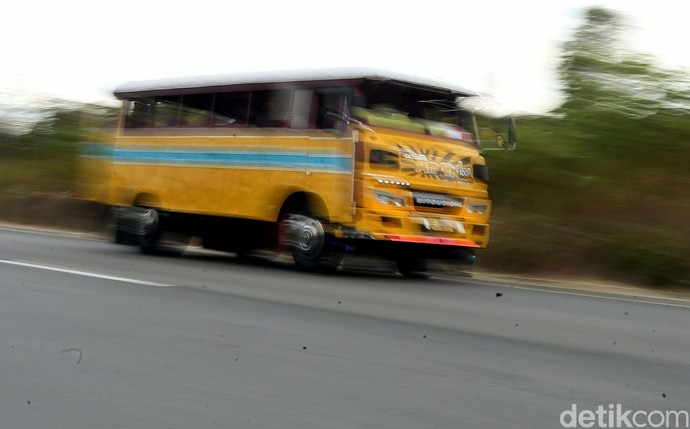 Yuk, Jalan-jalan Naik Bus Kayu di Perbatasan Indonesia