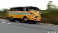 Meski tak lagi menjadi transportasi utama untuk sehari-hari, bus kayu ini masih kerap digunakan untuk antar jemput anak sekolah maupun sebagai bus angkutan wisata di saat hari libur.