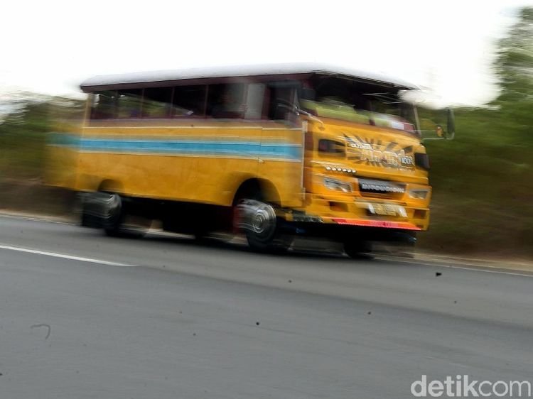 Yuk, Jalan-jalan Naik Bus Kayu di Perbatasan Indonesia