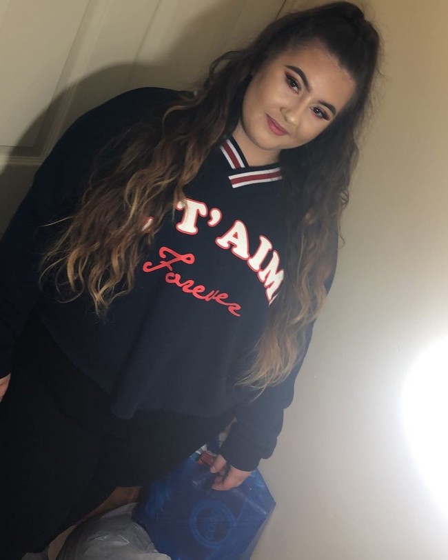 Aku harus menunjukkan betapa percaya dirinya aku. Aku mungkin mendapatkan sesuatu yang tersangkut di gigi atau di sekitar mulutku, tetapi orang-orang suka betapa lucunya saya, kata Charna seperti dilansir Mirror. Foto: Instagram