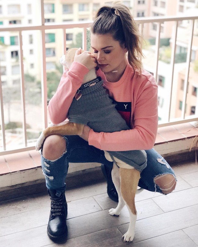 Seperti neneknya, Camille adalah pencinta hewan. Dia pernah terbang ke Thailand untuk membantu mengasuh bayi macan yang kehilangan induknya. Foto: Instagram/@camillerosegottlieb