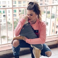 Seperti neneknya, Camille adalah pencinta hewan. Dia pernah terbang ke Thailand untuk membantu mengasuh bayi macan yang kehilangan induknya. Foto: Instagram/@camillerosegottlieb