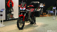  Motor ini tersedia dalam pilihan warna Pearl Glare White Tricolor dan Darkness Logam Hitam. Foto: M Luthfi Andika