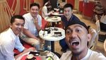 Begini Keseruan Taufik Hidayat Saat Kulineran Seafood