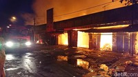 Sekitar pukul 18.30 WIB tiga unit mobil pemadam kebakaran milik Pemkab Tulungagung diterjunkan ke lokasi kejadian untuk melakukan proses pemadaman.