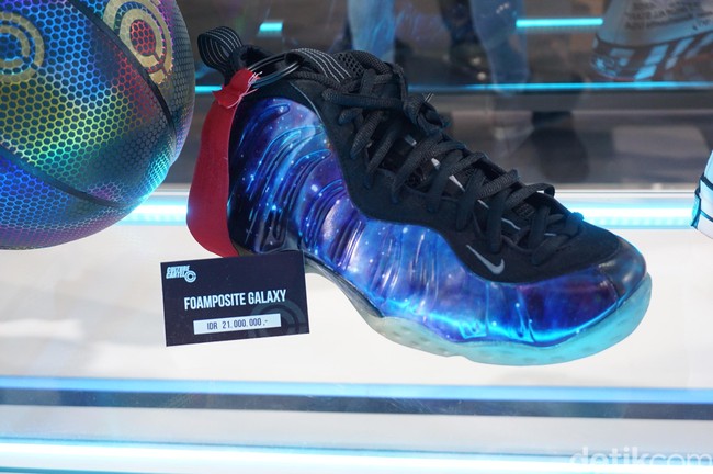 Nike Air Foamposite Galaxy yang diluncurkan pada 2014 hadir di booth Culture Cartel. Sneakers ini dibanderol seharga Rp 21 juta. Foto: Daniel Ngantung/Wolipop