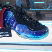 Nike Air Foamposite Galaxy yang diluncurkan pada 2014 hadir di booth Culture Cartel. Sneakers ini dibanderol seharga Rp 21 juta. Foto: Daniel Ngantung/Wolipop