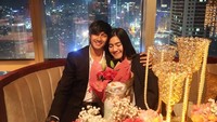 Merayakan anniversary hubungan mereka. Hito mengajak Felicya untuk makan malam di gedung bertingkat. Pemandangan malam di gedung ini bikin suasana semakin romantis. Foto: instagram caesar hito