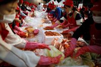 Keren! Ribuan Orang Buat 35 Ton Kimchi di Korsel untuk Orang Miskin