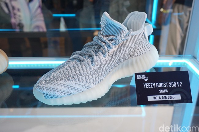 Satu lagi sneakers yang paling banyak dicari: Yeezy Boost 350 V2. Di Culture Cartel USS, sneakers ini dijual seharga Rp 6 juta. Foto: Daniel Ngantung/Wolipop