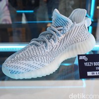 Satu lagi sneakers yang paling banyak dicari: Yeezy Boost 350 V2. Di Culture Cartel USS, sneakers ini dijual seharga Rp 6 juta. Foto: Daniel Ngantung/Wolipop