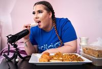 Wanita Ini Ogah Kerja Kantoran agar Fokus Bikin Video Mukbang