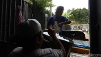 Satu balok es batu berukuran 50 Kg yang kemudian dihaluskan dijual Rp 25 ribu. Nelayan biasanya membawa 3-5 balok es batu ini ke laut yang bisa tahan selama satu minggu.