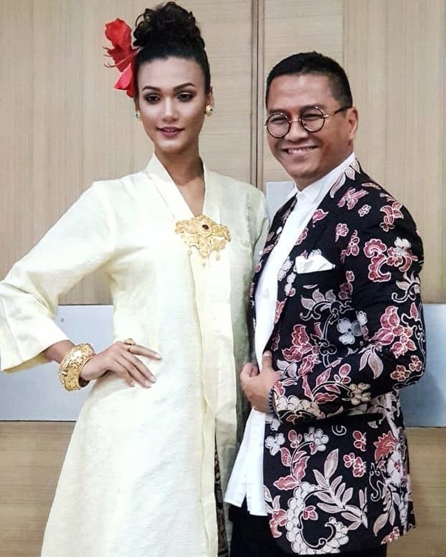 Dilihat dari akun Instagram-nya, Shirin juga seorang model runway. Dalam salah satu fotonya, Ia tampak pernah menjadi model kebaya desainer Indonesia Ai Syarif. Foto: Instagram @shirin_shela_