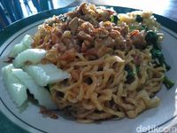 Mie Ayam Serasa Mie Goreng Hanya Bisa Dicicipi di Warung Pak No